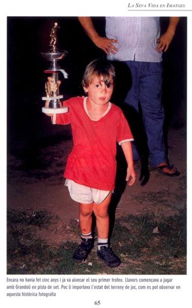 Lionel Messi a cinque anni con uno dei primi trofei vinti...